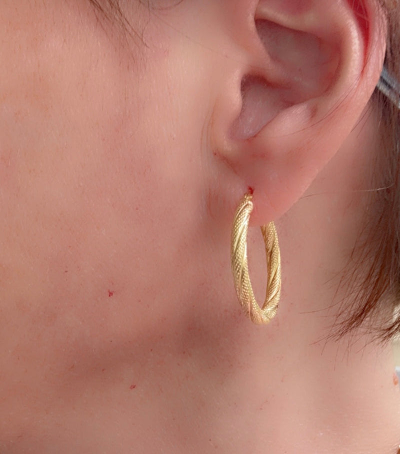 Argollas torcidas, satinadas, grosor 3 mm.  