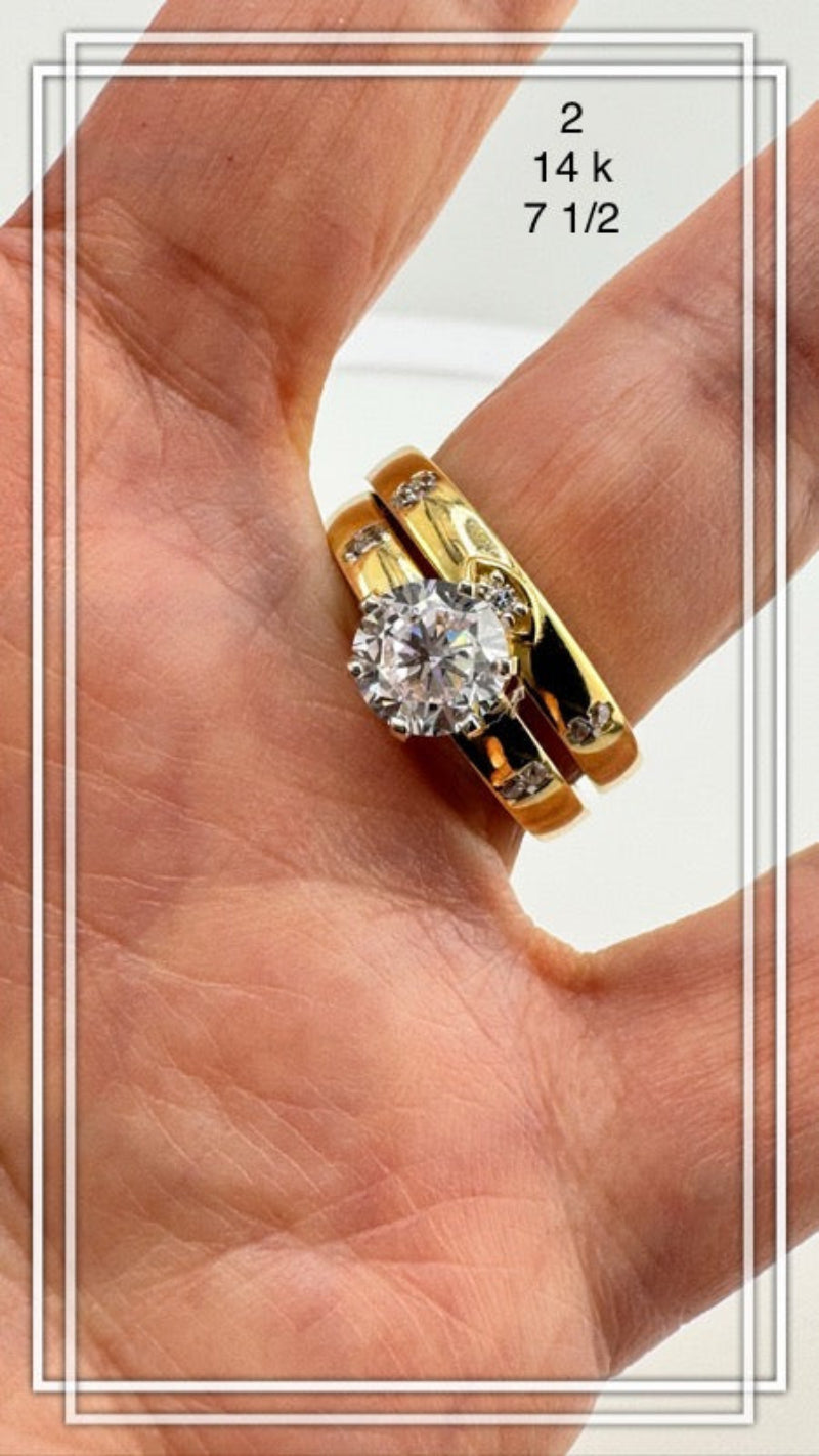 Anillos de compromiso modernos.