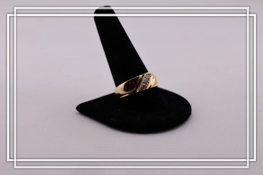 Anillo de compromiso tres piedras.