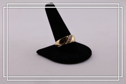 Anillo de compromiso tres piedras.