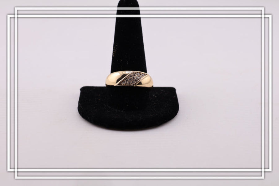 Anillo de compromiso tres piedras.
