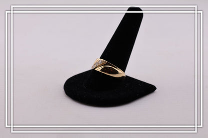 Anillo de compromiso tres piedras.