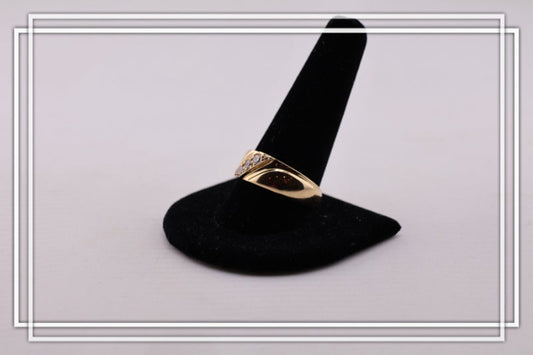 Anillo de compromiso tres piedras.