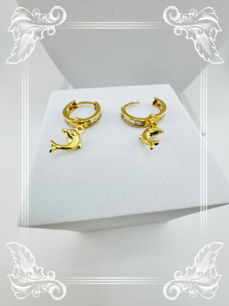 Aretes Huggies con colgantes