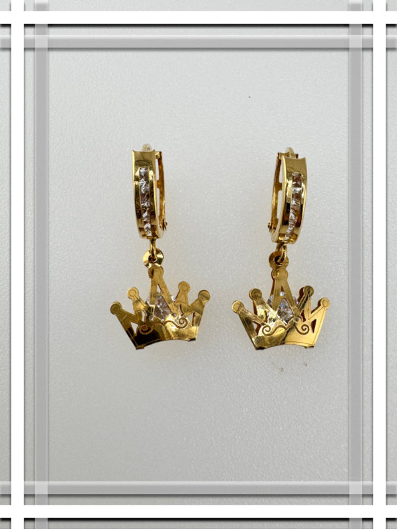 Aretes Huggies con colgantes