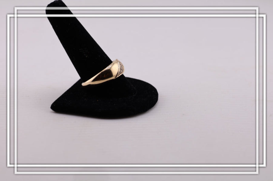 Anillo de compromiso tres piedras.