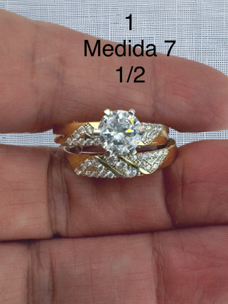Anillos de compromiso modernos.