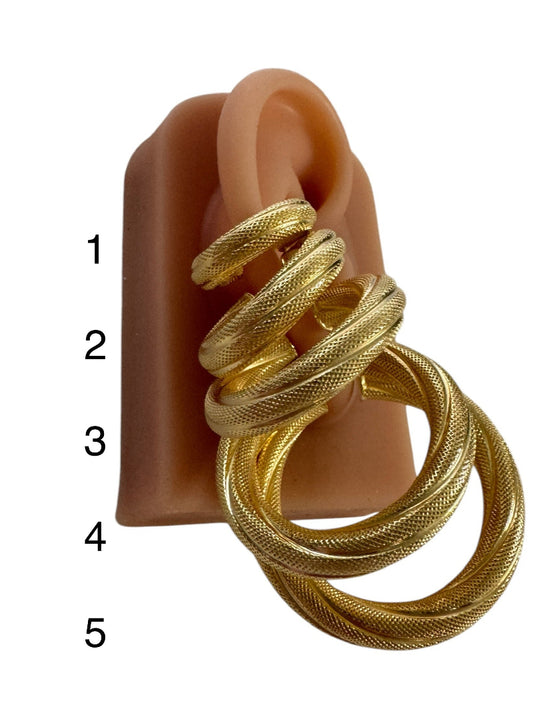 Argollas torcidas satinadas, 6 mm. -   