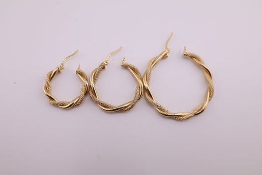 Aretes retorcidos lisos y satinados