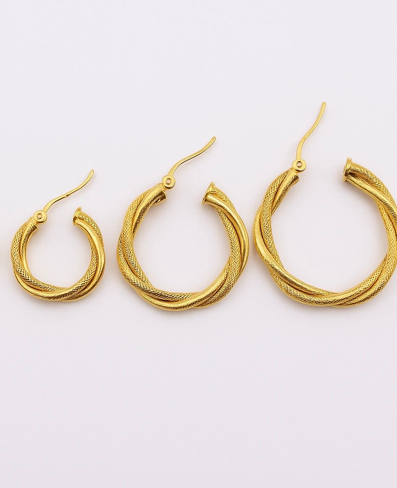 Aretes retorcidos lisos y satinados