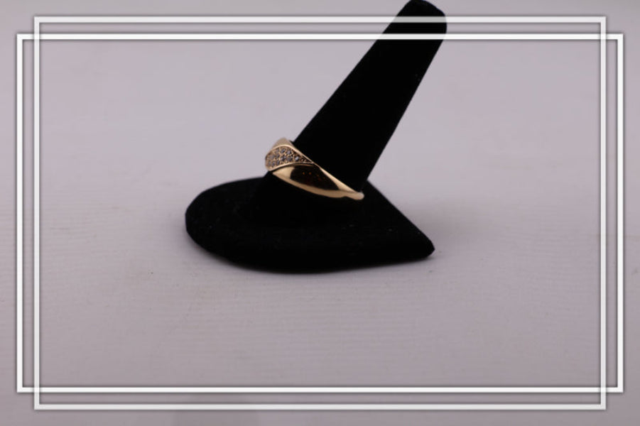 Anillo de compromiso tres piedras.