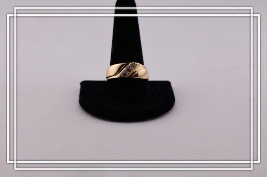 Anillo de compromiso tres piedras.