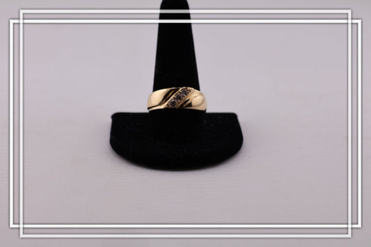 Anillo de compromiso tres piedras.