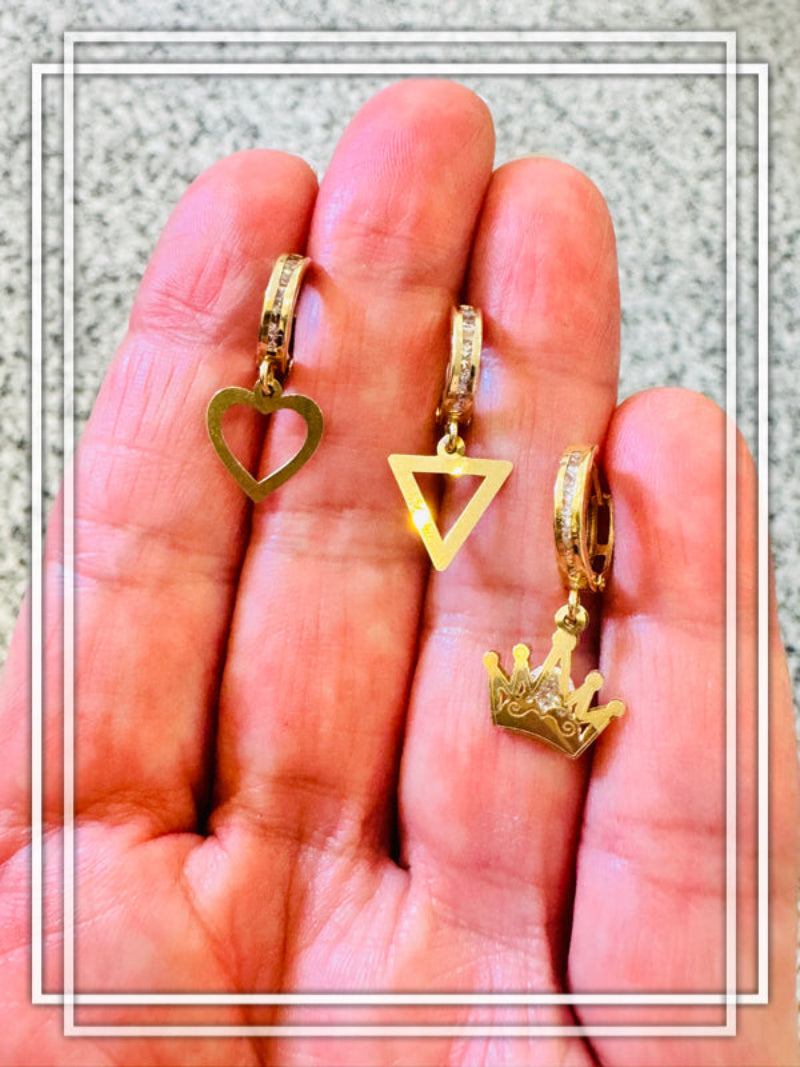 Aretes Huggies con colgantes