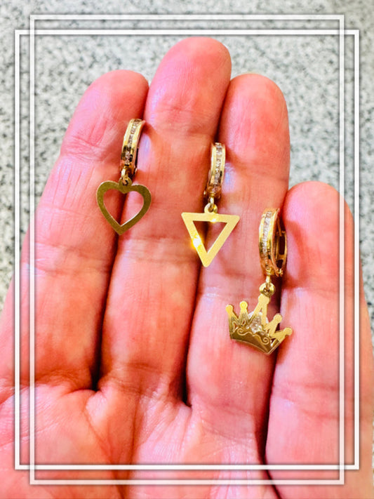 Aretes Huggies con colgantes