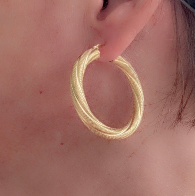 Argollas torcidas satinadas, grosor 5 mm,  