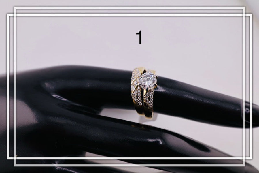 Anillos de compromiso modernos.