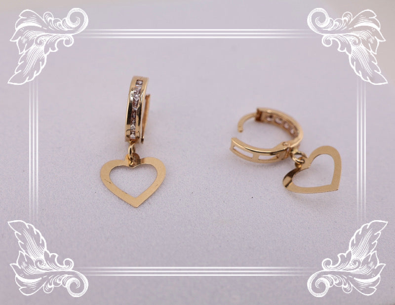 Aretes Huggies con colgantes