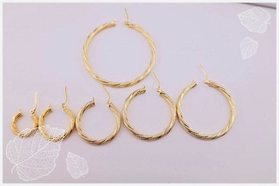 Argollas torcidas, satinadas, grosor 3 mm.