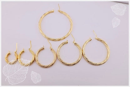 Argollas torcidas, satinadas, grosor 3 mm.