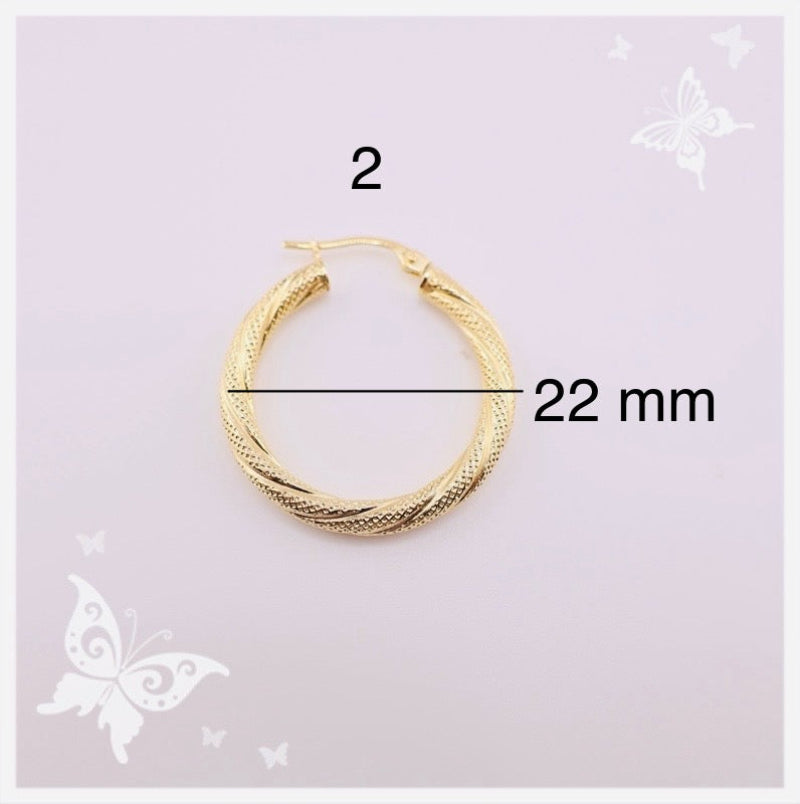 Argollas torcidas, satinadas, grosor 3 mm.