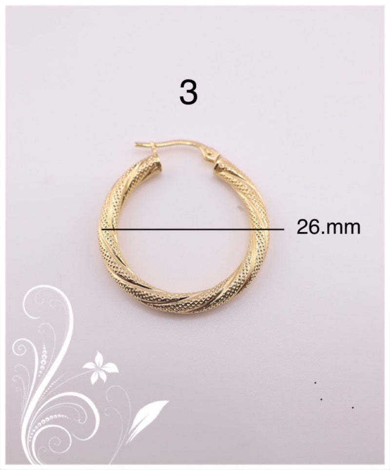 Argollas torcidas, satinadas, grosor 3 mm.
