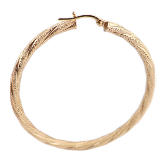 Argollas torcidas, satinadas, grosor 3 mm.