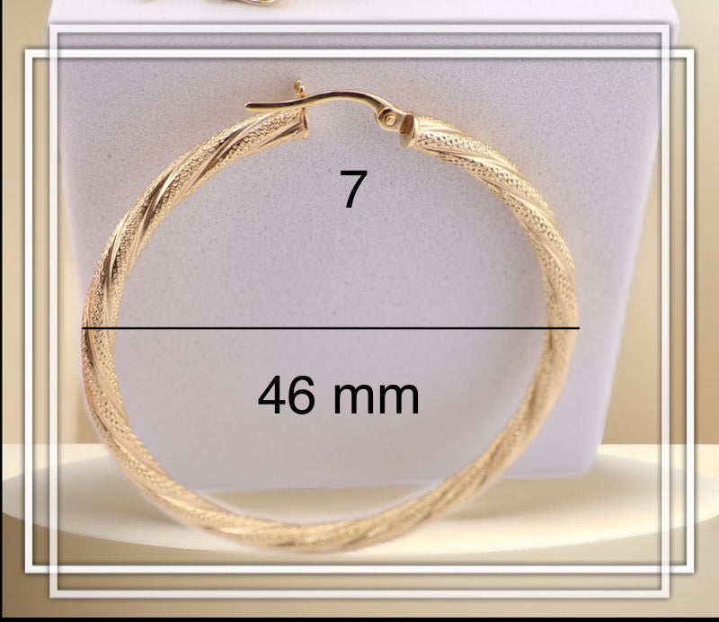 Argollas torcidas, satinadas, grosor 3 mm.