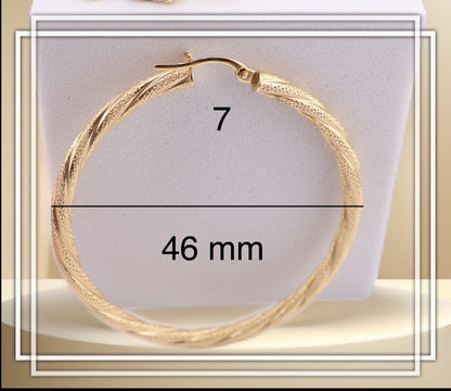 Argollas torcidas, satinadas, grosor 3 mm.