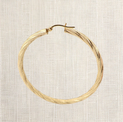 Argollas torcidas, satinadas, grosor 3 mm.