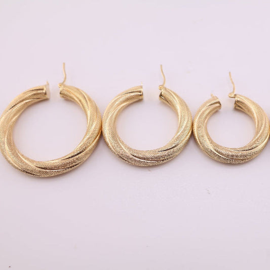 Argollas torcidas satinadas, 6 mm.
