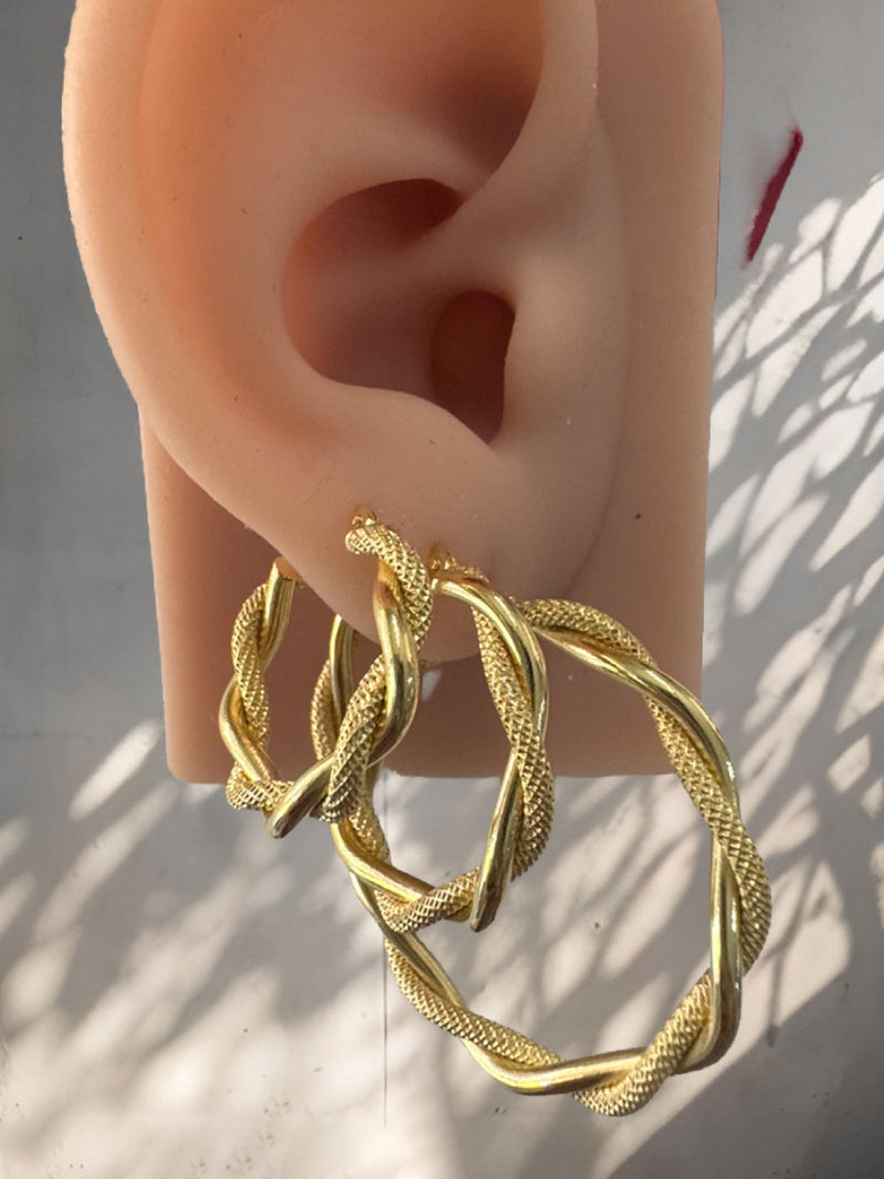 Aretes retorcidos lisos y satinados 