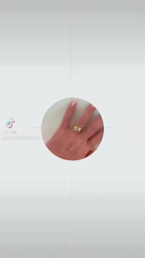 Anillos de compromiso modernos.